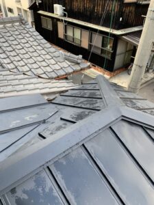 京都市伏見区にて瓦から立平葺への葺き替え工事 完工