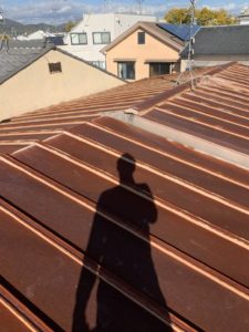 京都市右京区にて雨漏り修理〈トタン屋根葺き替え〉 施工前