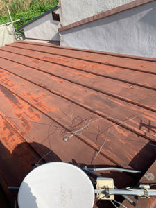 屋根葺き替え工事 施工前の金属屋根