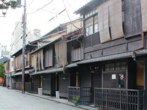 京都はインバウンドの街、屋根修理にも影響大？