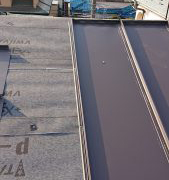城陽市にて新築のガルバリウム鋼板立平葺き工事　屋根材施工