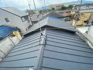 京都市伏見区にて瓦捲りからのガルバリウム鋼板の新設立平葺き