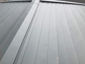 京都市伏見区にてガルバリウム鋼板の横葺きカバー工事