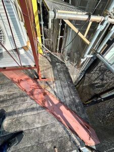 宇治市にて屋根修理〈下屋カバー工法〉施工前
