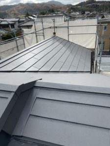亀岡市にて雨漏り修理〈モニエル瓦からスーパーガルテクトへ葺き替え〉 施工後
