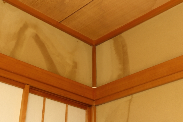 雨漏りを放置するとどうなるの？雨漏りの被害事例をご紹介