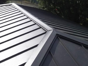 京都市右京区にて築40年ガレージ屋根の雨漏り修理〈アスファルトシングルから立平葺きへ葺き替え工事〉