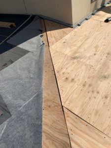 ゴムアスルーフィングの施工中写真