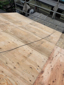 瓦からスーパーガルテクトへの葺き替え工事 野地板設置