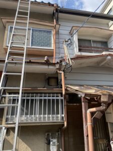 長岡京市にて雨漏り修理に伴う雨樋の新設工事 施工前