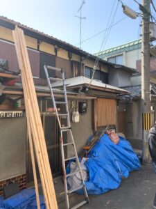 瓦を下ろし、寸三垂木を入れて構造用合板12ミリを施工