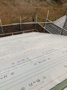 野地板の上からゴムアスルーフィングを施工