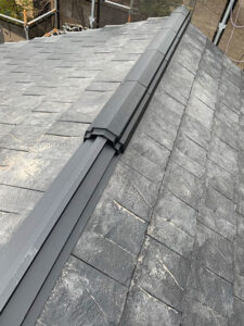 ROOGAの棟包みを施工中