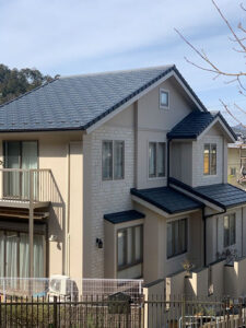 屋根材はROOGA、雨樋はPanasonic製へと交換