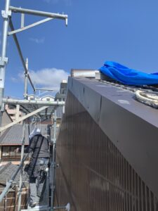 隣家補修工事 ガルバリウム波板施工の様子