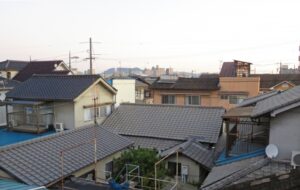 各種屋根材を徹底比較！特徴や価格、耐用年数を屋根職人が解説します！