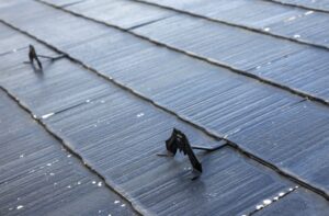 アスベストを含んだスレート屋根の見分け方と屋根リフォームの方法について