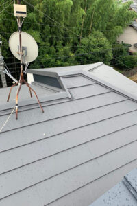 ルーフィングを敷き終えれば、新たな屋根となるスーパーガルテクトを葺いていきます