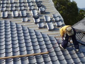 屋根の葺き替え工事とは？京都の屋根修理職人、山口が徹底解説！