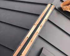 城陽市にて新築のガルバリウム鋼板立平葺き工事　貫板設置