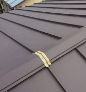 城陽市にて新築のガルバリウム鋼板立平葺き工事　棟板金設置