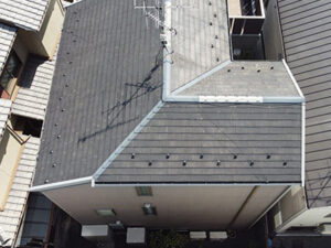 既存スレートからスーパーガルテクト葺き 施工前の様子