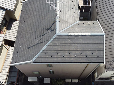 既存スレートからスーパーガルテクト葺き 施工前の様子