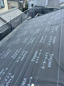 既存スレート屋根にルーフィングを敷いていきます