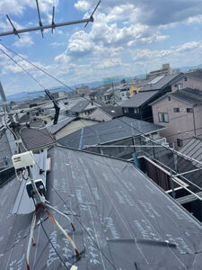 既存スレート屋根にルーフィングを敷いていきます