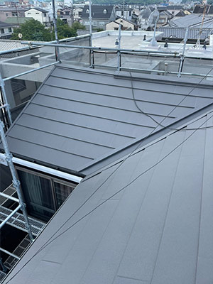 スーパーガルテクトを葺いていきます