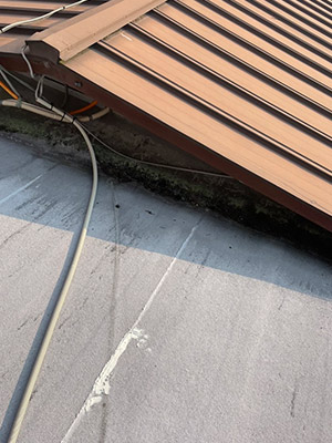 ガルバリウム鋼板の立平葺きカバー工法 施工前