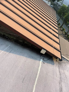 ガルバリウム鋼板の立平葺きカバー工法 施工前
