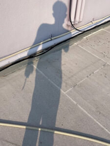 ガルバリウム鋼板の立平葺きカバー工法 施工前