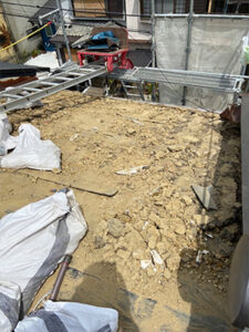 瓦を捲った状態の屋根の様子