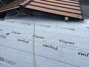 ガルバリウム鋼板の立平葺きカバー工法 ルーフィング敷き