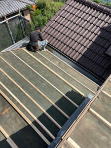 既存の瓦を撤去し、新たに下地を作っていきます