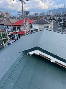 「スーパーガルテクト」を葺いて完工