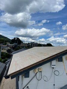 既存の瓦を撤去し、新たに下地を作っていきます