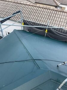 「スーパーガルテクト」を葺いて完工