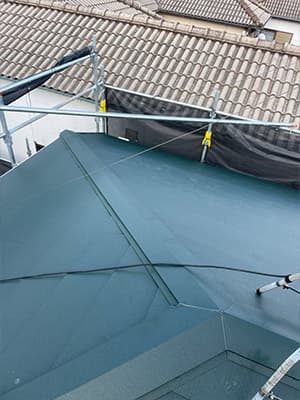 「スーパーガルテクト」を葺いて完工