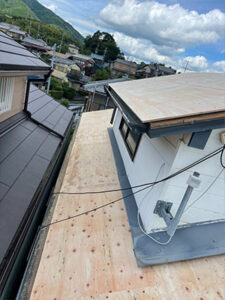 既存の瓦を撤去し、新たに下地を作っていきます