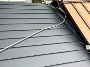 京都市山科区にてガルバリウム鋼板の立平葺きカバー工法