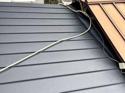 京都市山科区にてガルバリウム鋼板の立平葺きカバー工法