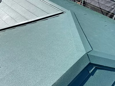 京都市伏見区にて雨漏り修理〈スレート屋根カバー工法〉