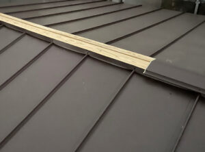 京都市伏見区の瓦棒屋根葺き替え工事　棟板金新設