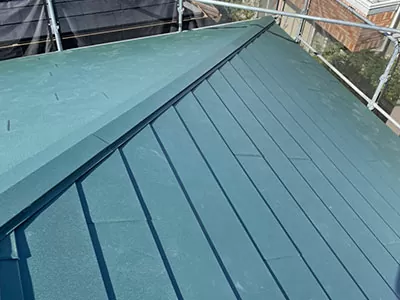 京都市伏見区にて雨漏り修理〈スレート屋根カバー工法〉