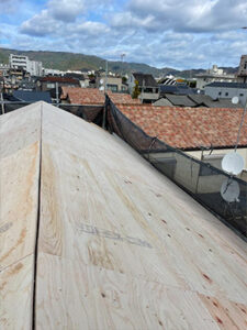 既存屋根をすべて撤去し、新たに屋根下地を作っていきます