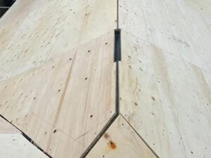 既存屋根を撤去し下地・防水シートを新しいものへとやり替えます