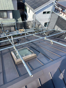 京都府長岡京市にて屋根カバー工法（立平葺き）