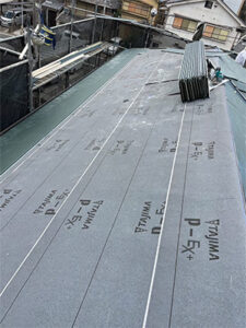 ルーフィングを敷き、その上に新たな屋根材としてスーパーガルテクトを葺いて工事完了